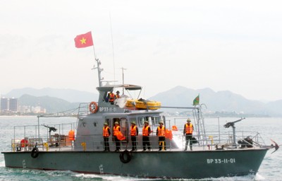 Tàu của Hải đội 2 thuộc Bộ chỉ huy Bộ đội Biên phòng tỉnh Khánh Hòa trên đường đi cứu ngư dân trong vụ tai nạn